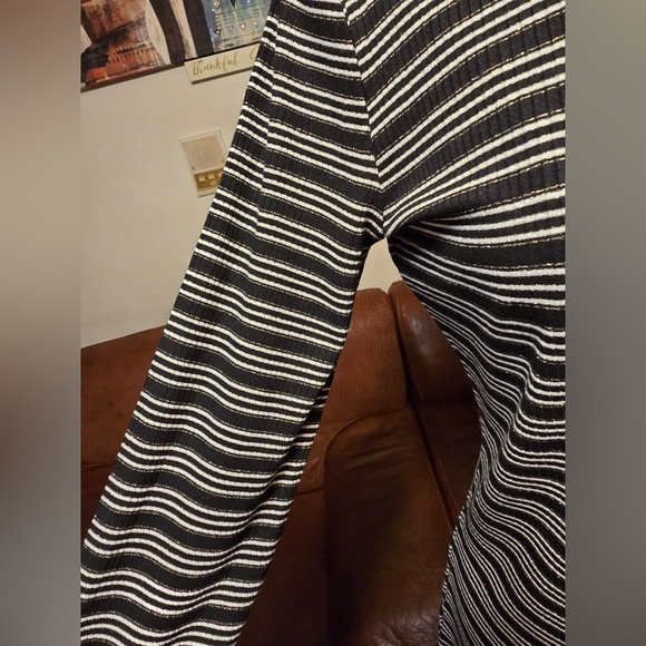 ANN TAILOR BEAUTIFUL 🤩 BLACK ,WHITE AND SILVER METALLIC STRIPED WOMEN’S SWEATER - Picture 8 of 16